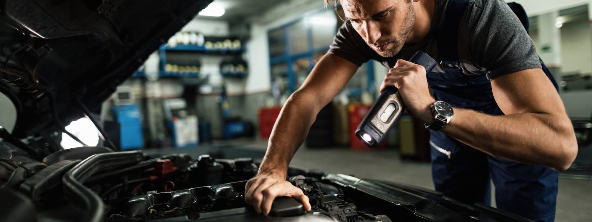MECANICIEN 2000X750 | Dépannage Garage Goetz Mécanique auto et tout véhicule, pose de pneumatique sur les secteurs de Strasbourg et Mutzig Sélestat